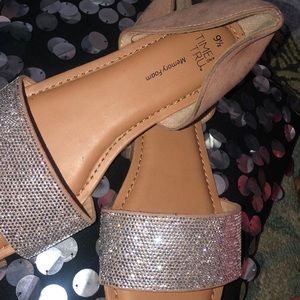 This is a pretty pear of sandlas